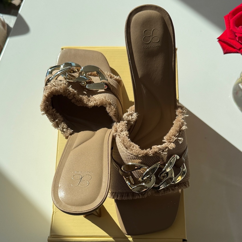 Elegant Brown Women's Mules with Gold Chain - Picture 4 of 12